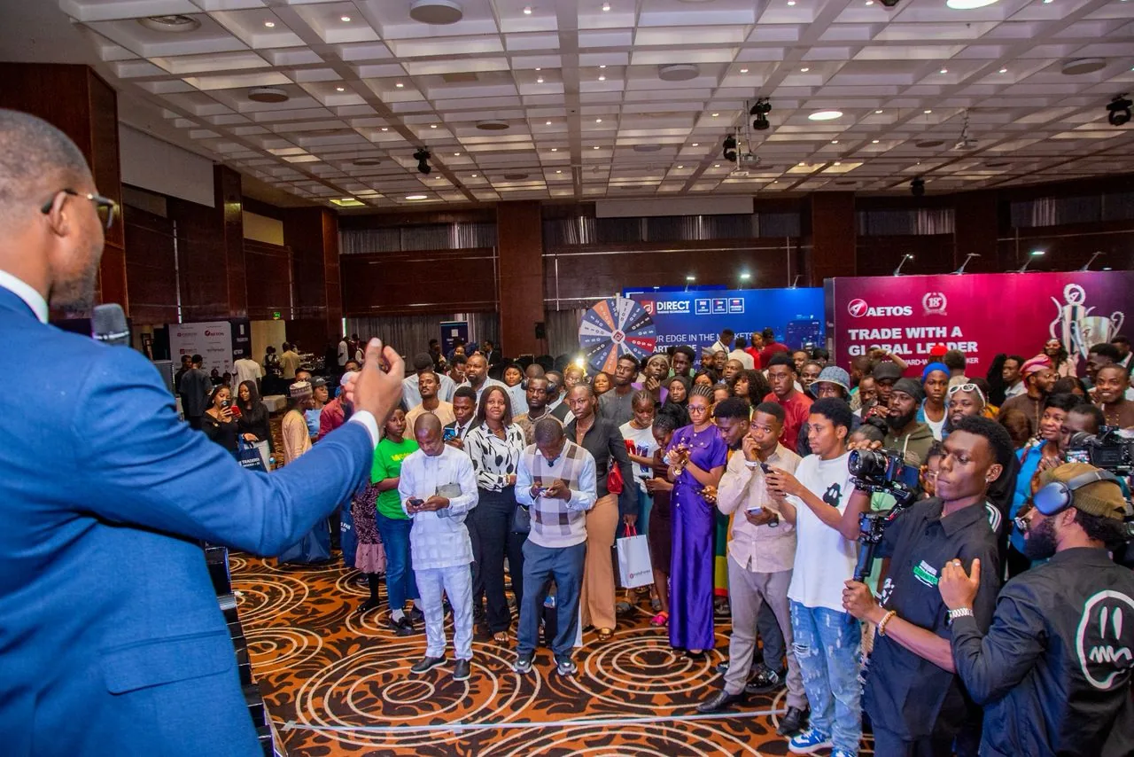 Financial-market seminar with speaker and a large audience